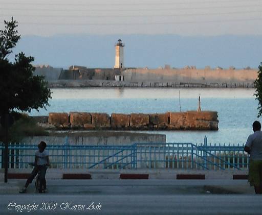 Le phare blanc du port